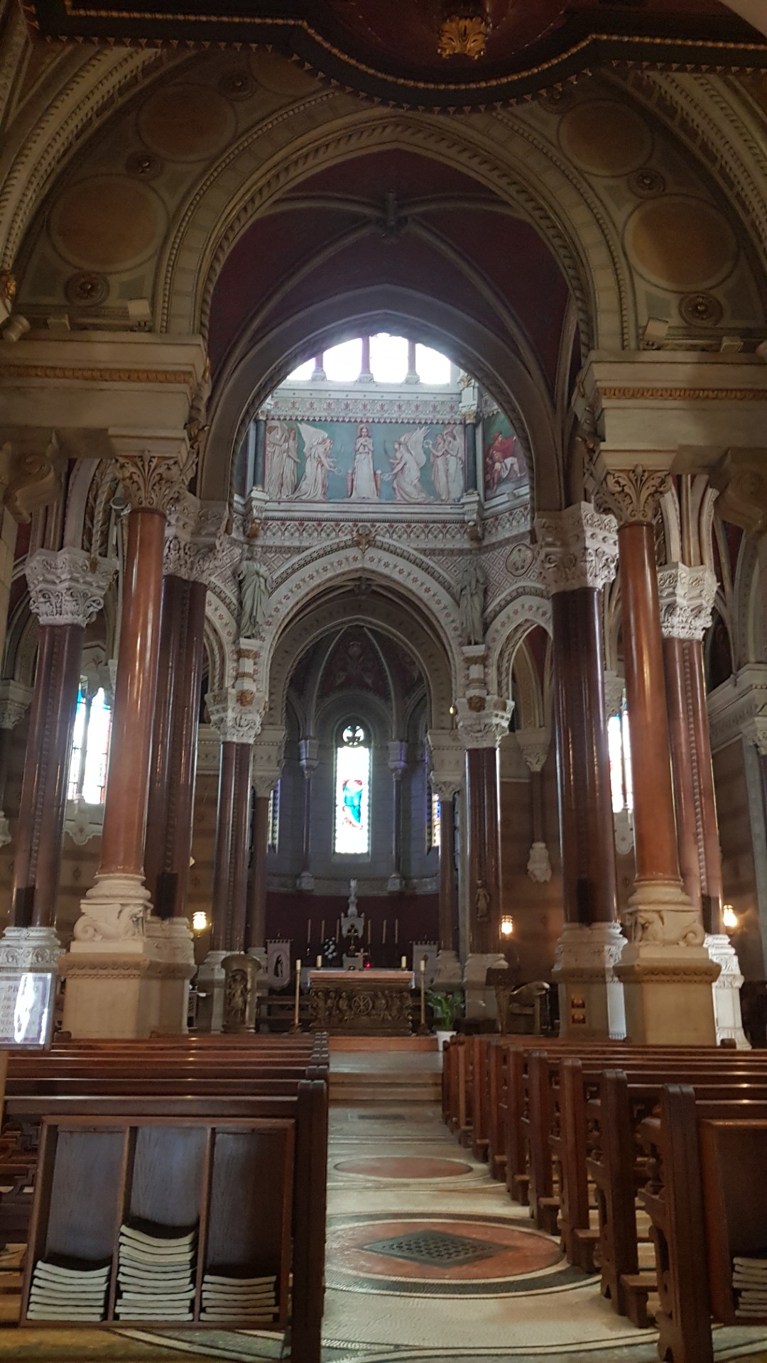 Intérieur d’une église avec vitraux.
