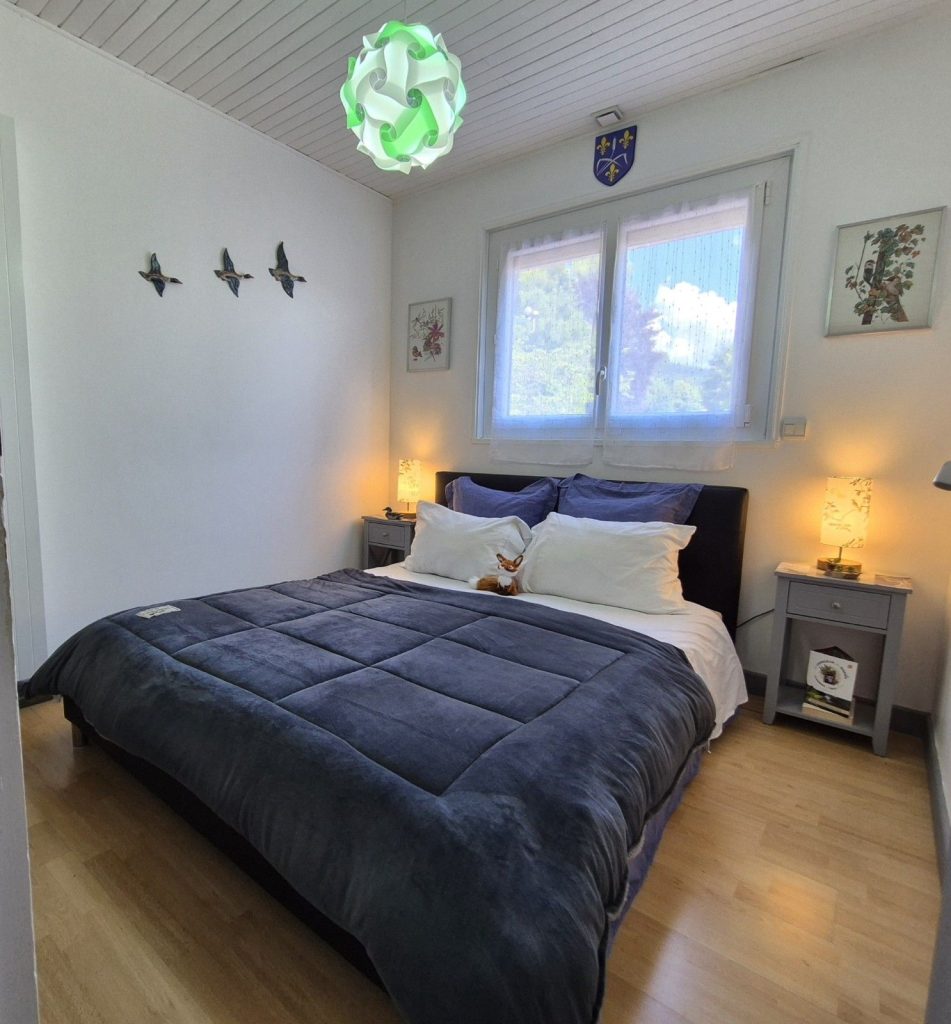 Chambre confortable avec lit douillet