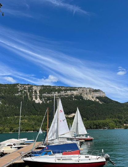Voiliers blancs sur un lac ou une rivière.
