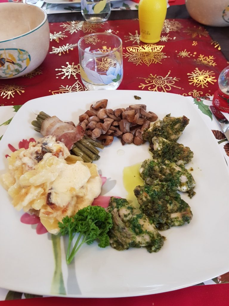 Intérieur d’une grande église avec colonnes.