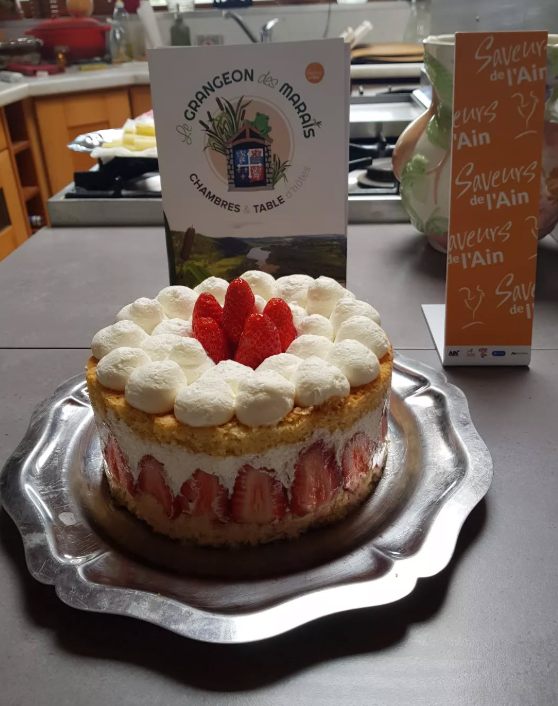 Gâteau décoré avec fruits rouges.