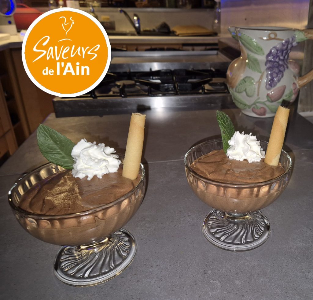 Verrines de dessert avec chocolat et crème.