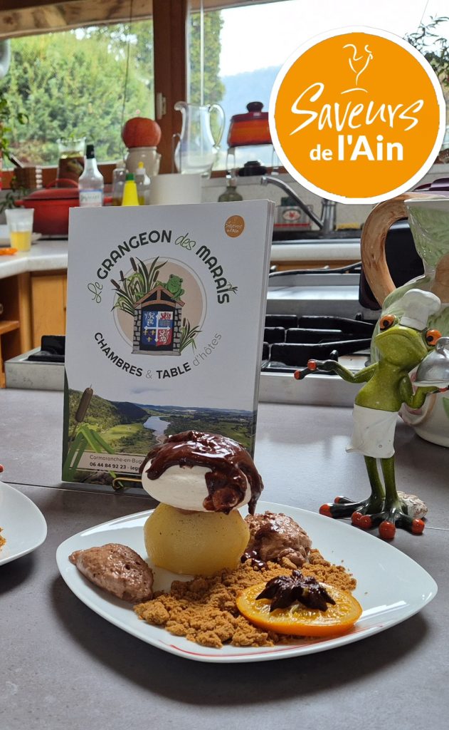 Assiette de repas gastronomique avec légumes et viande.