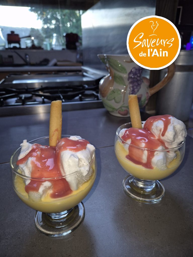 Verrines de dessert avec fruits et crème.