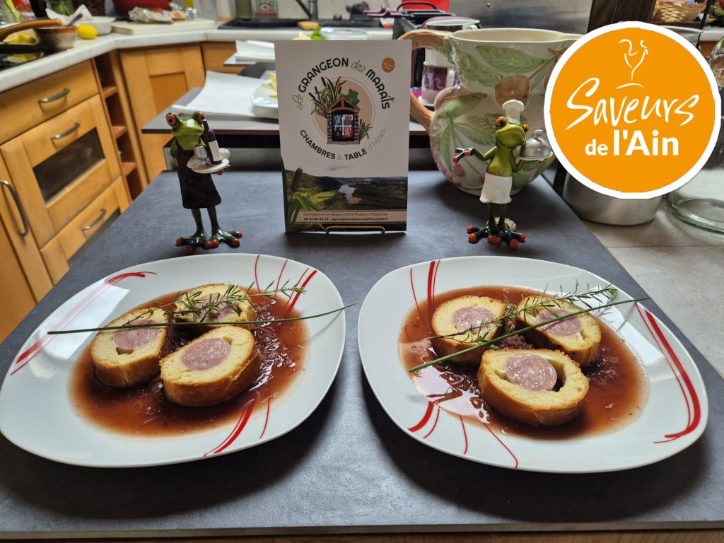 Deux assiettes avec œufs mimosa garnis.