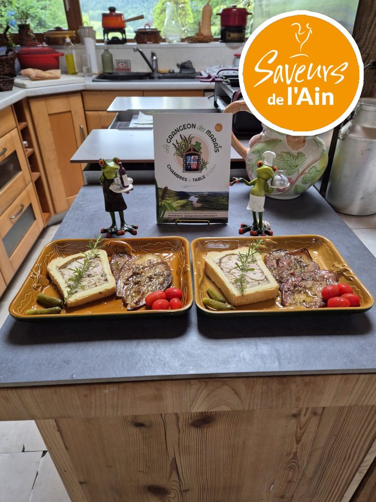 Plateau repas avec quiches et légumes.