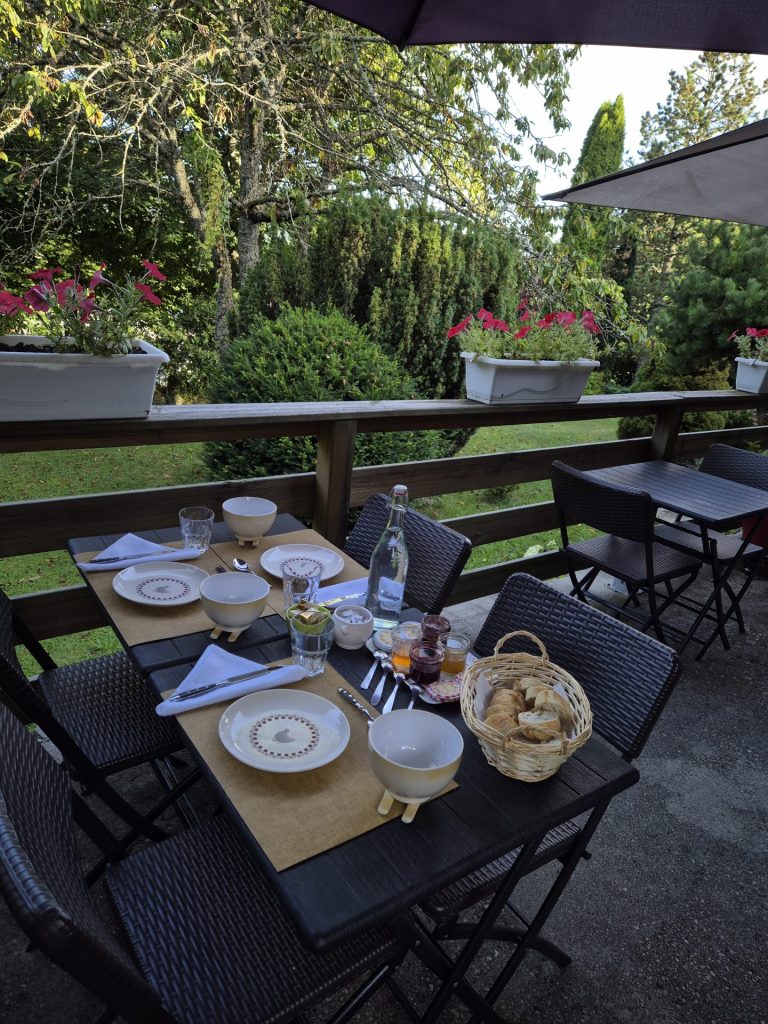 Petite cascade tombant dans une rivière.Petite cascade tombant dans une rivière.