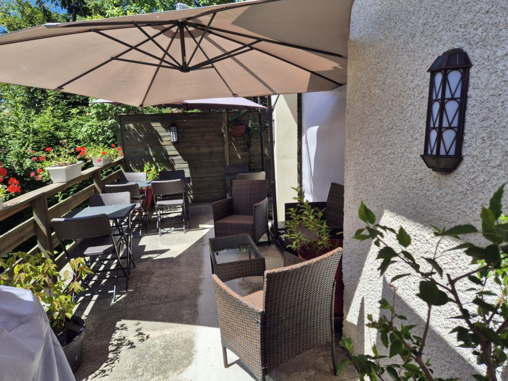 Plateau repas avec quiche et salade.