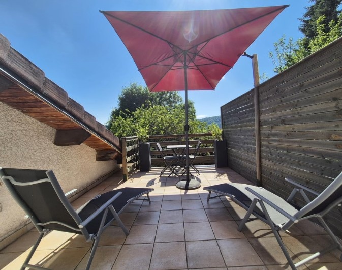 Terrasse ensoleillée avec parasol