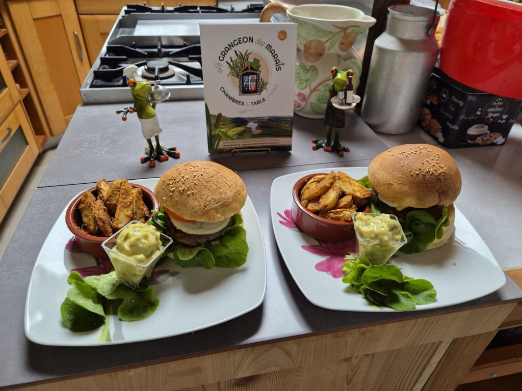 Deux assiettes avec hamburgers et frites.