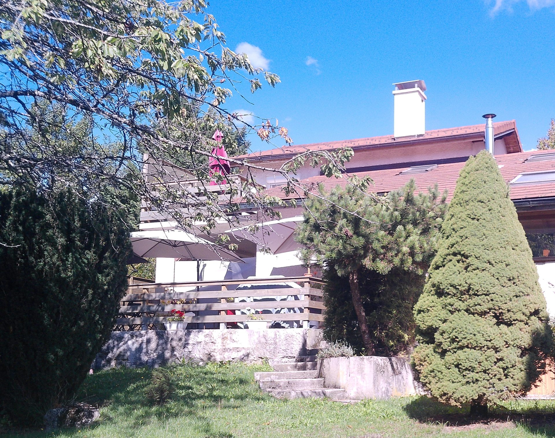 Salle de bain moderne avec douche et lavabo.