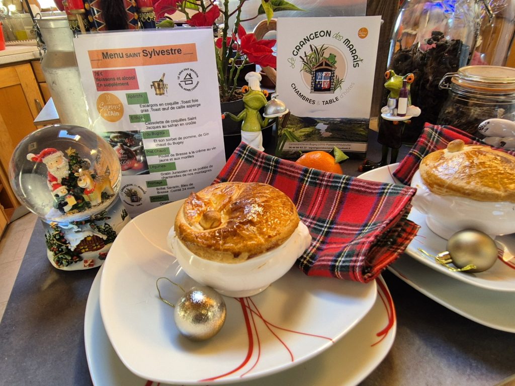 Deux petits plats avec des quiches.