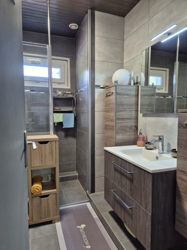 Salle de bain avec lavabo et miroir.
