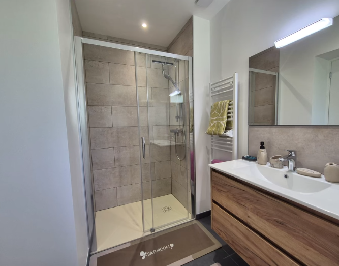 Salle de bain avec douche.