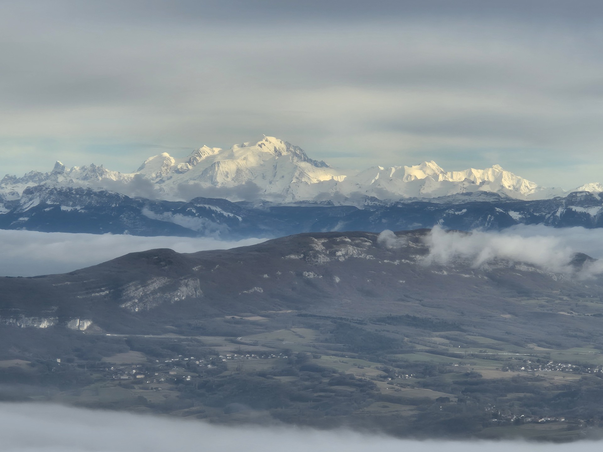 Paysage montagneux avec ciel nuageux.