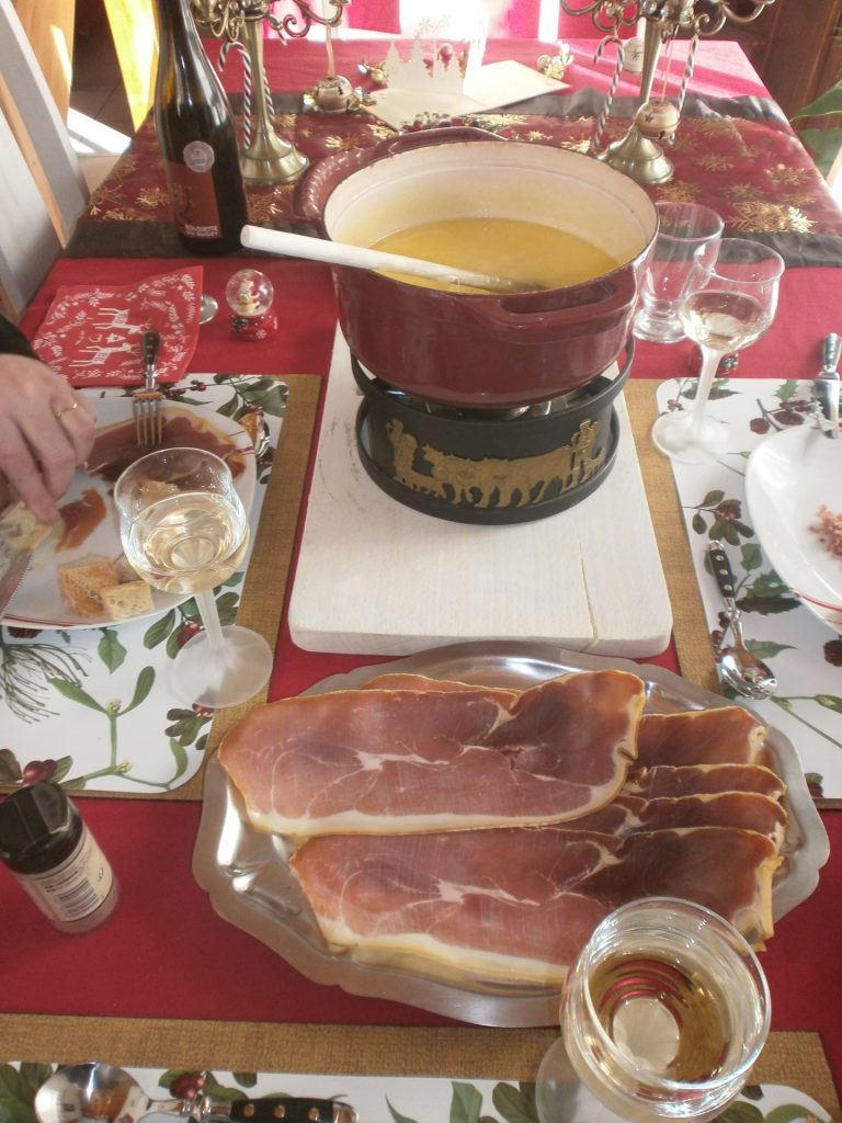 Plateau avec jambon cru et fromage.