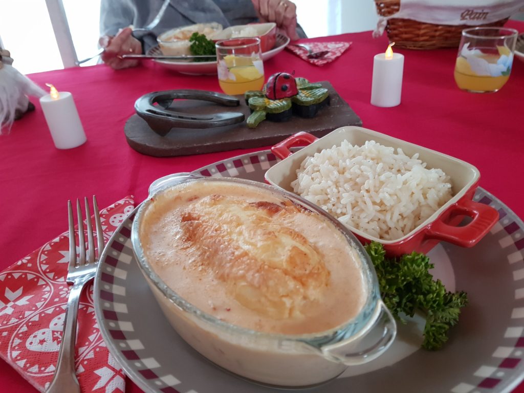Plat de riz blanc avec légumes.