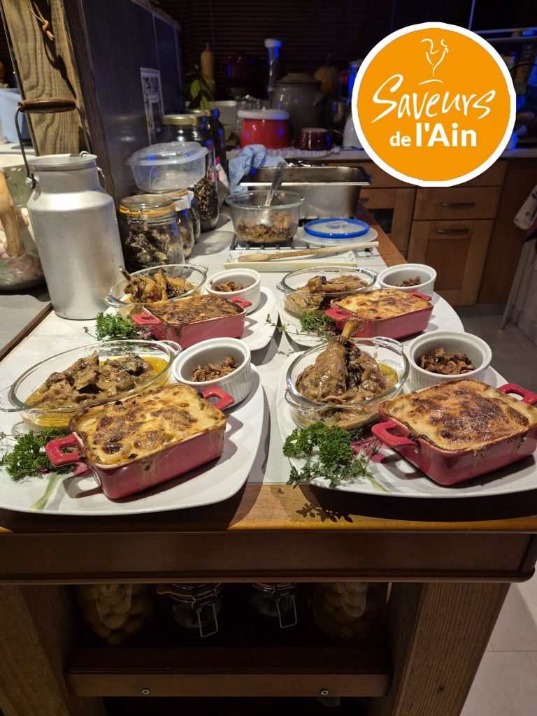 Plateau repas avec quiches et salades.